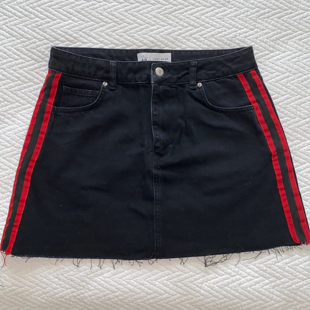 BLACK RED STRIPE DENIM MINI SKIRT DISTRESSED SIZE 40 (US 9/M) Y2K